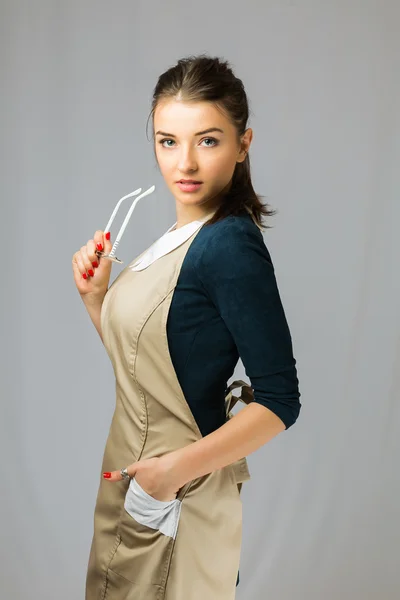 Retrato de una joven hermosa con el pelo largo y oscuro usando ropa de trabajo y gafas —  Fotos de Stock