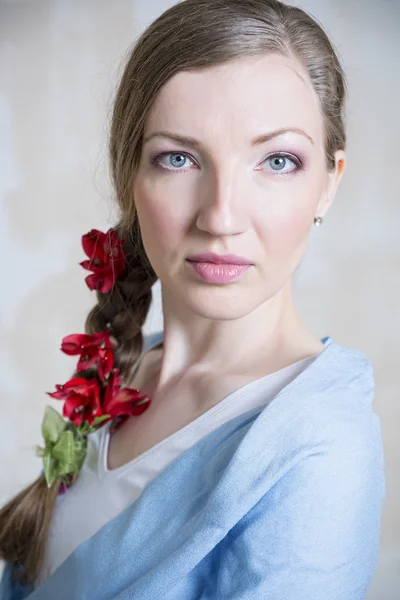 Close-up portret van jonge mooie stijlvolle vrouw met prachtige rode lente bloemen . — Stockfoto