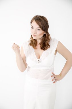 Yakın çekim duygusal portre güzel bir genç kız onun yumruk ve kızgın gösteren . Beyaz arka planda .