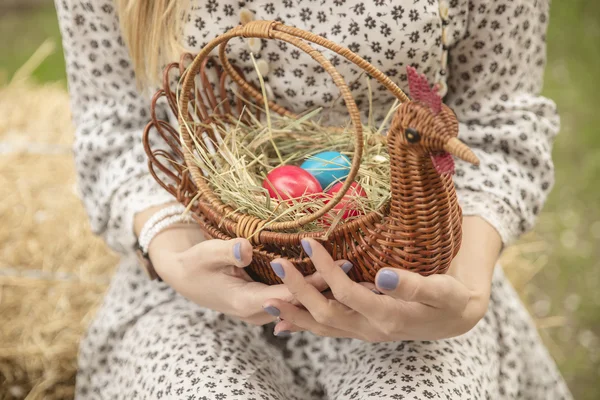 Primo piano di uova di Pasqua colorate in un cestino — Foto Stock