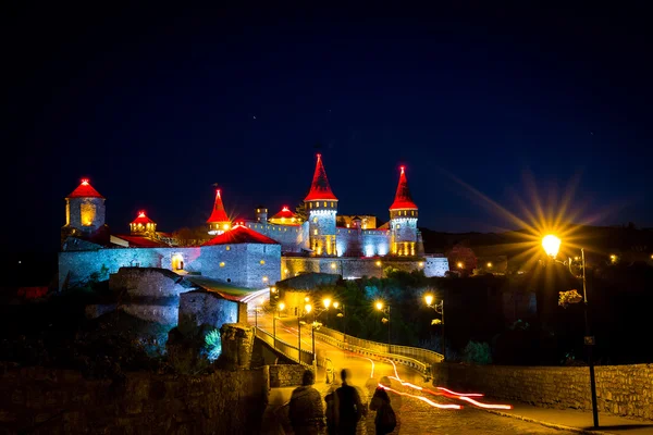 Vista notturna sulla fortezza Kamenetz-Podolsky in luci Immagine Stock