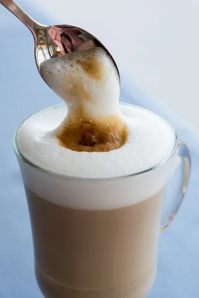 Taza de café capuchino con una deliciosa crema . —  Fotos de Stock