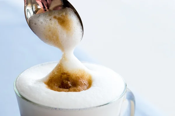 Xícara de café Cappuccino com um delicioso crema . — Fotografia de Stock