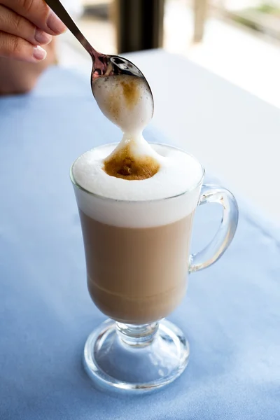 Kopp Cappuccino kaffe med en läcker crema. — Stockfoto