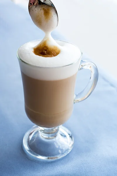 Kopp Cappuccino kaffe med en läcker crema. — Stockfoto