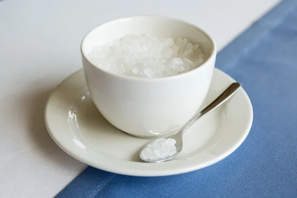 흰색-파란색 바탕에 정제 된 설탕의 컵 — 스톡 사진
