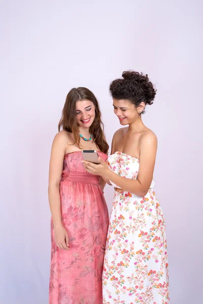 Technology, friendship and people concept - two smiling women of different races with smartphones — Stock Photo, Image