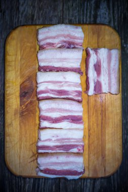 İştah açıcı ile bir yarık bir ahşap yüzey zemin üzerine pastırma parçaları