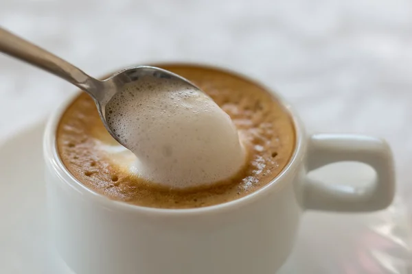 Kopp Cappuccino kaffe med en läcker crema. — Stockfoto