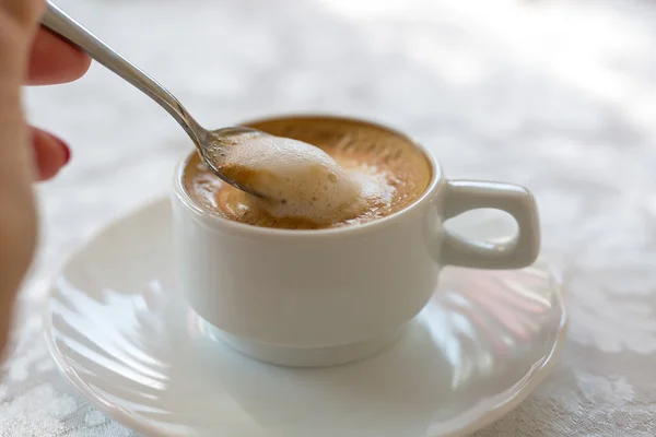 Taza de café capuchino con una deliciosa crema . —  Fotos de Stock