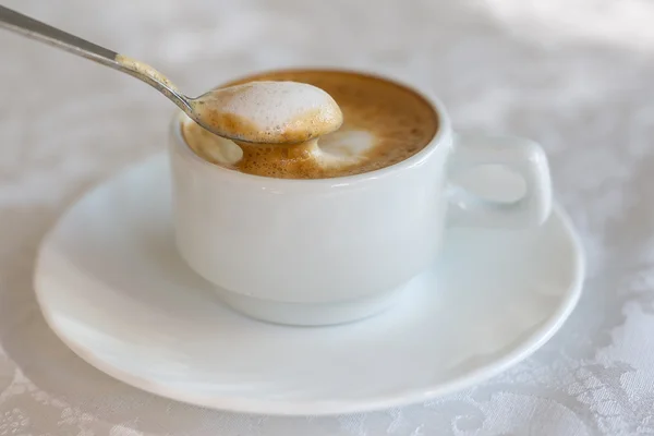 Kopp Cappuccino kaffe med en läcker crema. — Stockfoto