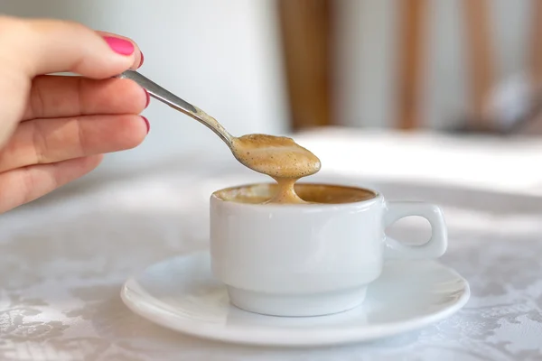 Taza de café capuchino con una deliciosa crema . —  Fotos de Stock