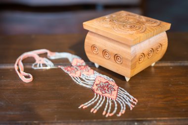 Ukrayna Ulusal süs boncuk kutusundaki metinle oymalar.