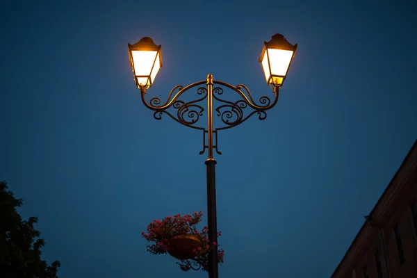 Retro straat lamp in het stadspark bij zonsondergang zomer. — Stockfoto