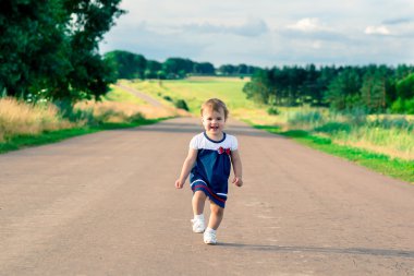 TV'in * yol ve gülüyor doğru çalışan, küçük kız