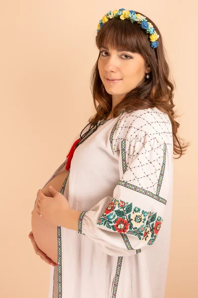 임신 한 젊은 여자의 모습 — 스톡 사진