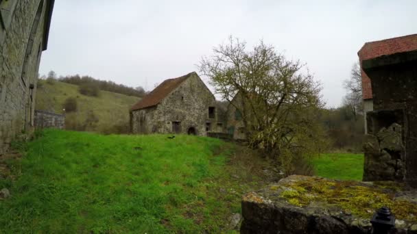 Oude boerderij op platteland — Stockvideo