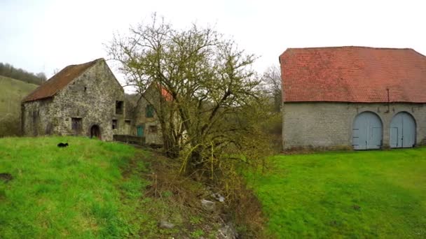 Antigua granja en el campo — Vídeo de stock