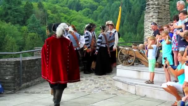 Vianden, Lucembursko - 31 července 2015: Hrad Vianden, mušketýři. — Stock video