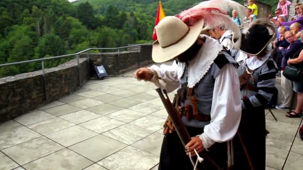 Castillo de Vianden Mosqueteros recargan mosquetes — Vídeos de Stock