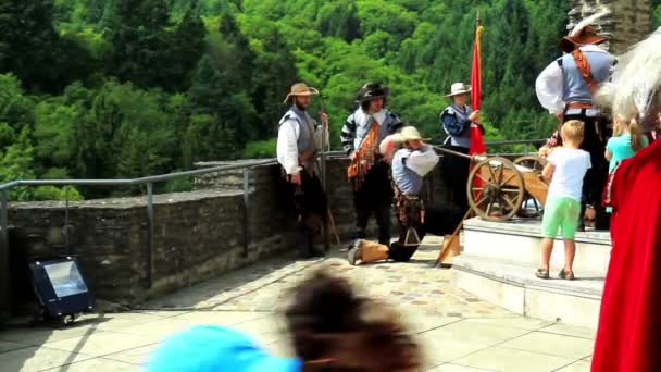 Vianden, Lucembursko The - 31 července 2015: Vianden hrad mušketýři příprava zbraň — Stock video
