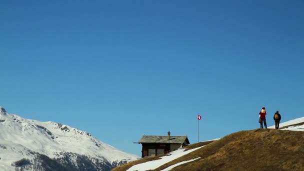 Turistas caminhando nos Alpes — Vídeo de Stock