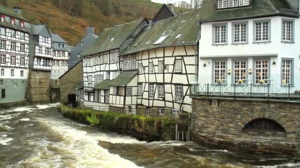 Weergave van het kleine Duitse stadje Monschau. De rivier Rur. — Stockvideo