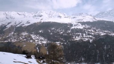 Alplerdeki kış manzarası