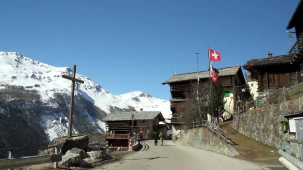 Turister promenader i Alperna. — Stockvideo