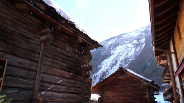 Chalets cerca del pueblo de Saint-Martin , — Vídeos de Stock