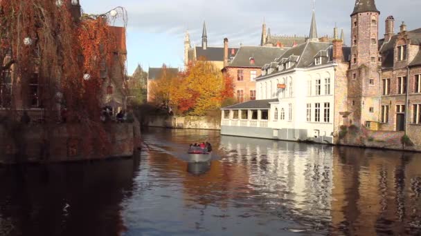 BRUGGE, BELGIUM - DECEMBER 2015: Canals of Bruges. — Stock Video