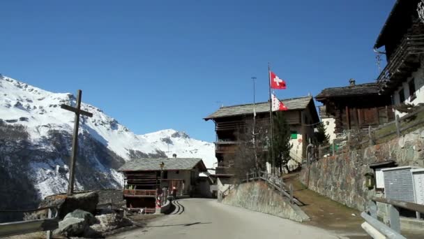 Chalet i Alperna. — Stockvideo