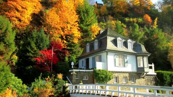 Otoño en la pequeña ciudad alemana Monschau . — Vídeo de stock