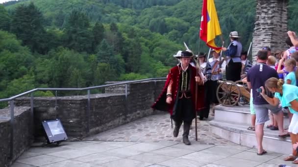 Vianden, Lucembursko - 31 července 2015: Hrad Vianden, středověký Festival. — Stock video