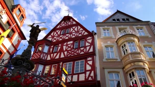 BERNKASTEL-KUES, GERMANY - 12 июля 2015 года: Дома старых немецких городов . — стоковое видео