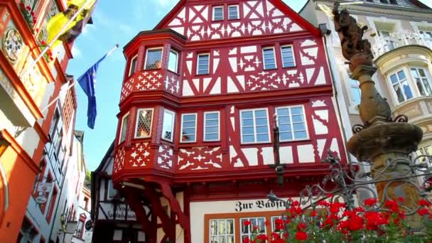 BERNKASTEL-KUES, ALEMANIA - 12 DE JULIO DE 2015: Casas de antiguas ciudades alemanas . — Vídeo de stock