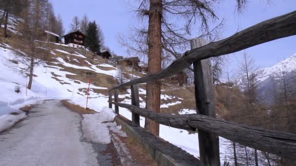 Uitzicht op de bergen in de buurt van Heremence dorp — Stockvideo