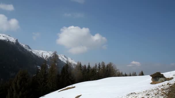 Uitzicht op de bergen in de buurt van Les Hauderes dorp, — Stockvideo
