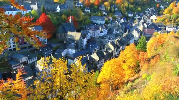 Θέα από την μικρή γερμανική πόλη Monschau. Φθινόπωρο. — Αρχείο Βίντεο