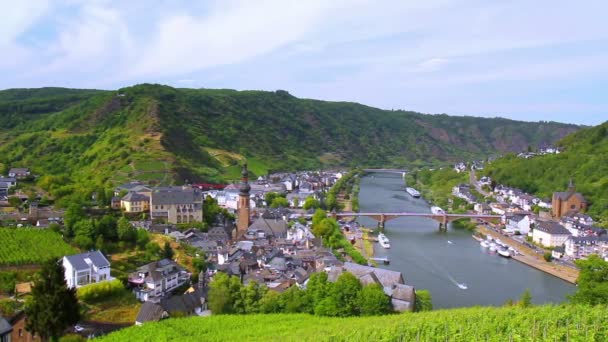 Uitzicht op de kleine Duitse stad Cochem. — Stockvideo