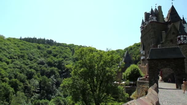 Uitzicht op het kasteel Burg Eltz (Duitsland). — Stockvideo