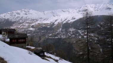 Heremence Köyü yakınındaki Dağ Manzaralı
