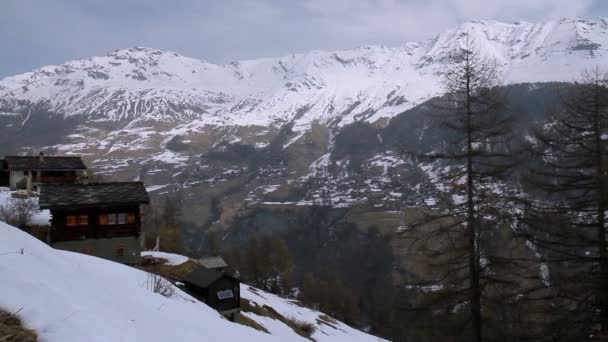 Uitzicht op de bergen in de buurt van Heremence dorp — Stockvideo