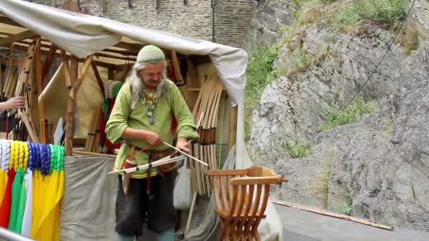 Vianden, Luksemburg - 03 sierpnia 2014: Festiwal średniowieczny Zamek Vianden. — Wideo stockowe