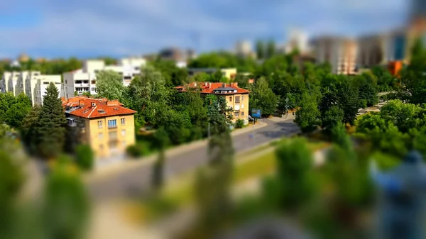 Małe zabawki jak zdjęcie efekt tilt-shift miniaturowe mieszkalne wzdłuż alei jako system zielony — Zdjęcie stockowe