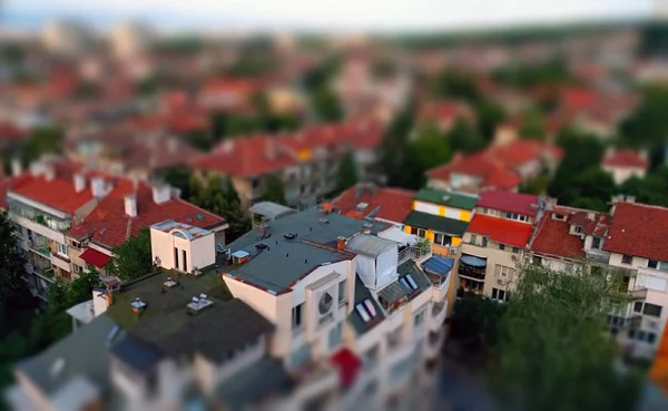 Klein speelgoed als miniatuur tilt-shift effect foto van een residentiële woningen top dak terrassen en bomen tussen de gebouwen — Stockfoto