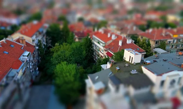 Şirin oyuncak gibi minyatür tilt-shift etkisi fotoğraf bir yerleşim üst çatı teraslar ve Binalar arası ağaçlar — Stok fotoğraf