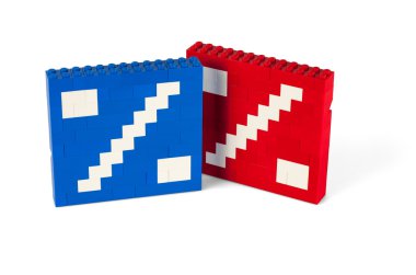 Kırmızı ve mavi plastik Lego blokları