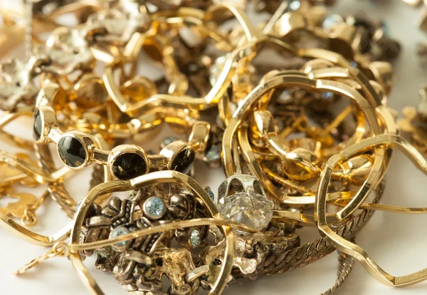Decorações de ouro e prata e jóias com pedras baratas — Fotografia de Stock
