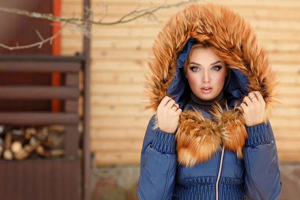 Портрет красивой гламурной девушки в меховой шляпе и красной кошке — стоковое фото